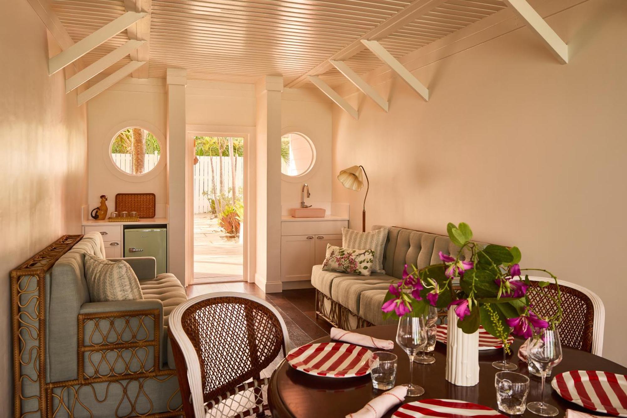 Coral Sands Inn & Cottages Dunmore Town Екстер'єр фото